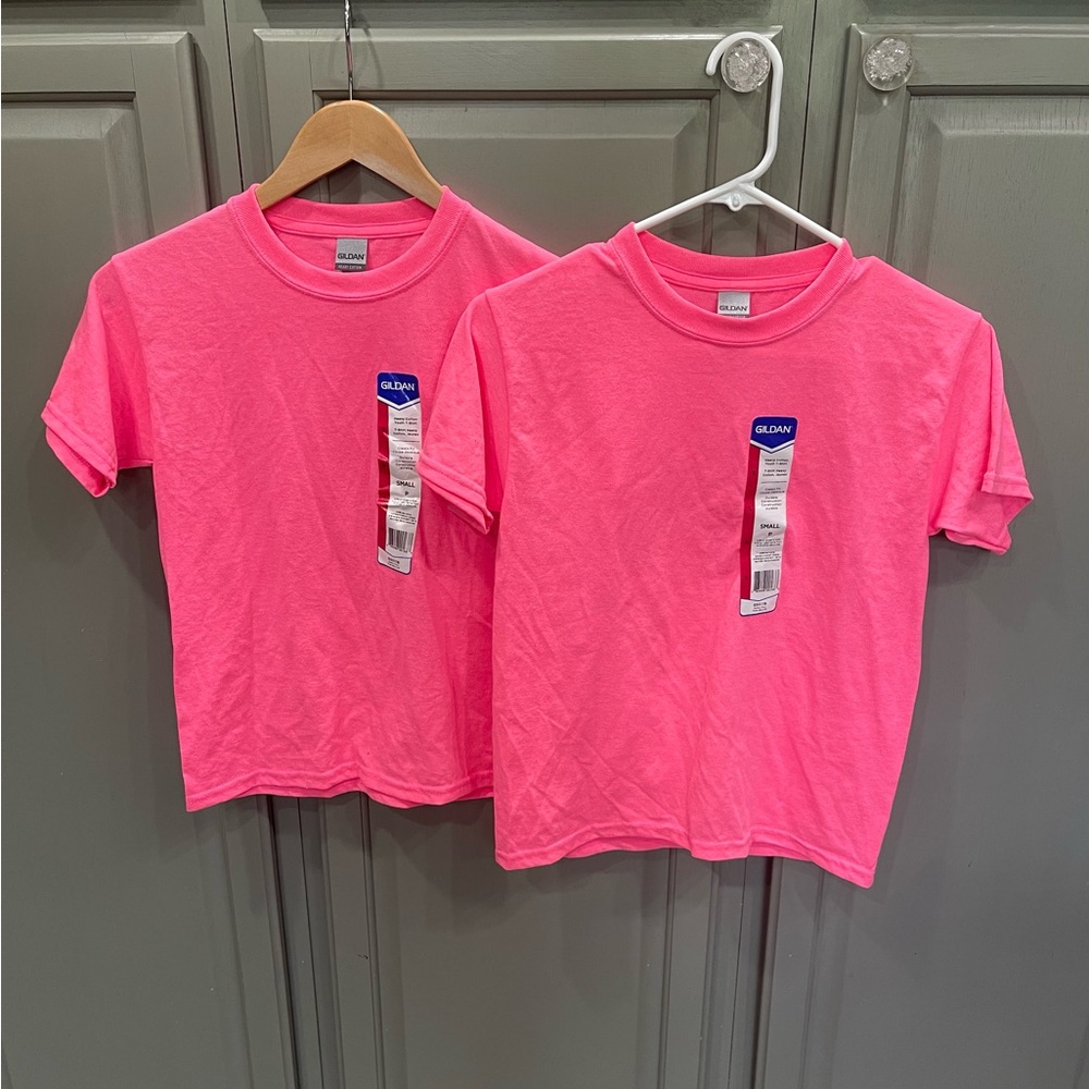 NWT Gildan youth shirt small